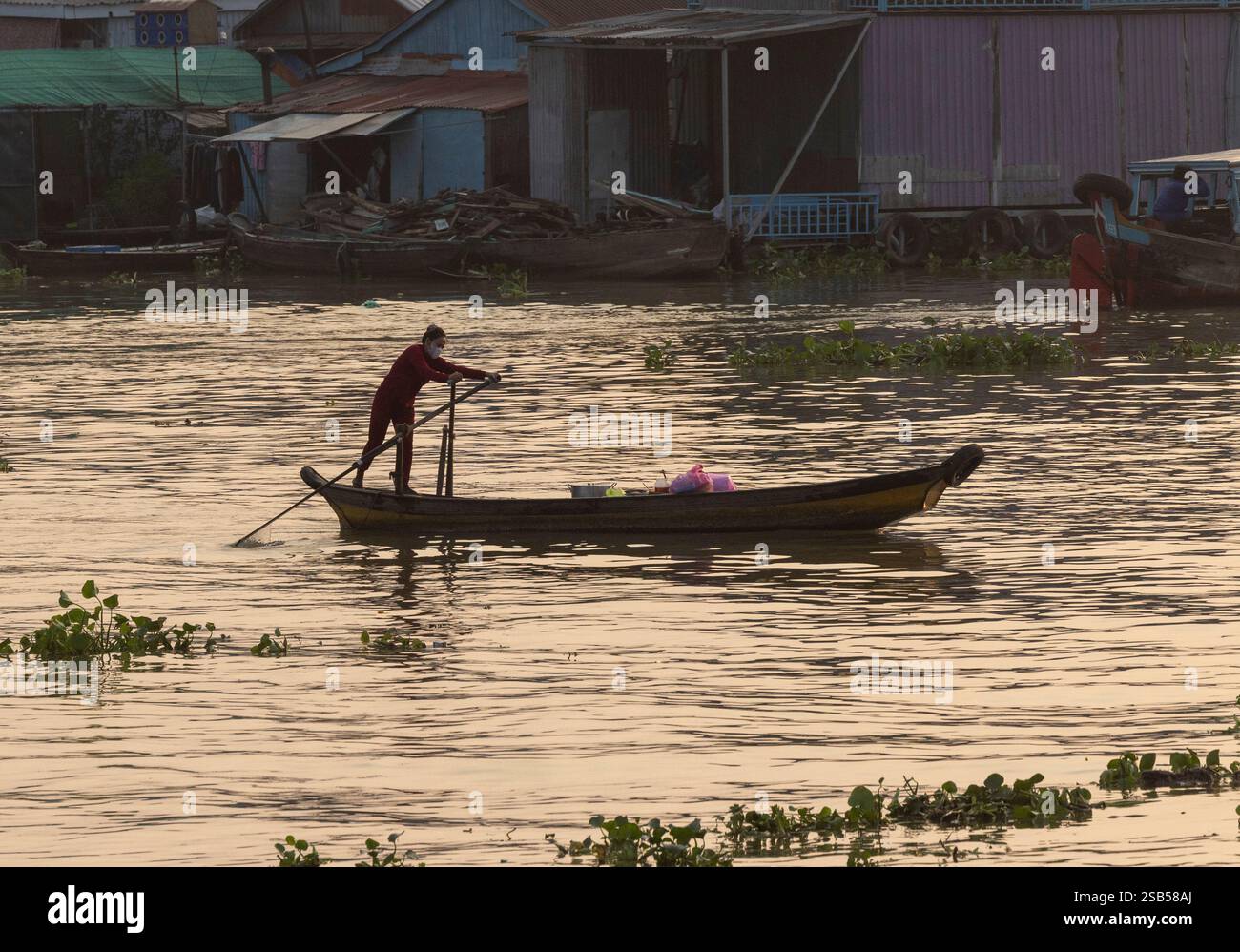 Pescatori sul fiume Mekong vicino a Chau Doc in Vietnam. Ospita molti khmer, Cham e cinesi vicino al confine cambogiano. Foto Stock