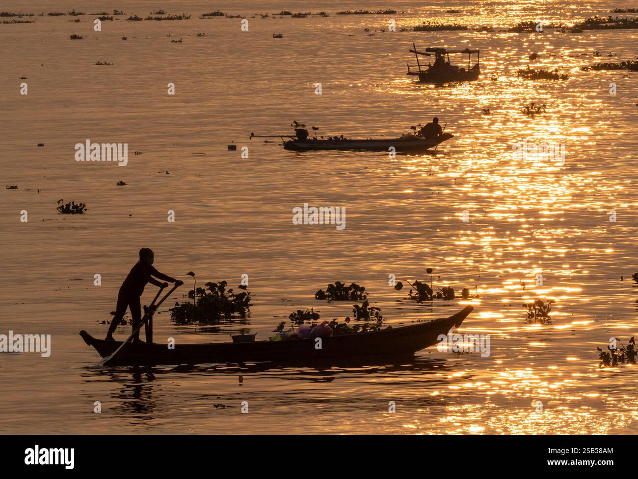 Pescatori sul fiume Mekong vicino a Chau Doc in Vietnam. Ospita molti khmer, Cham e cinesi vicino al confine cambogiano. Foto Stock