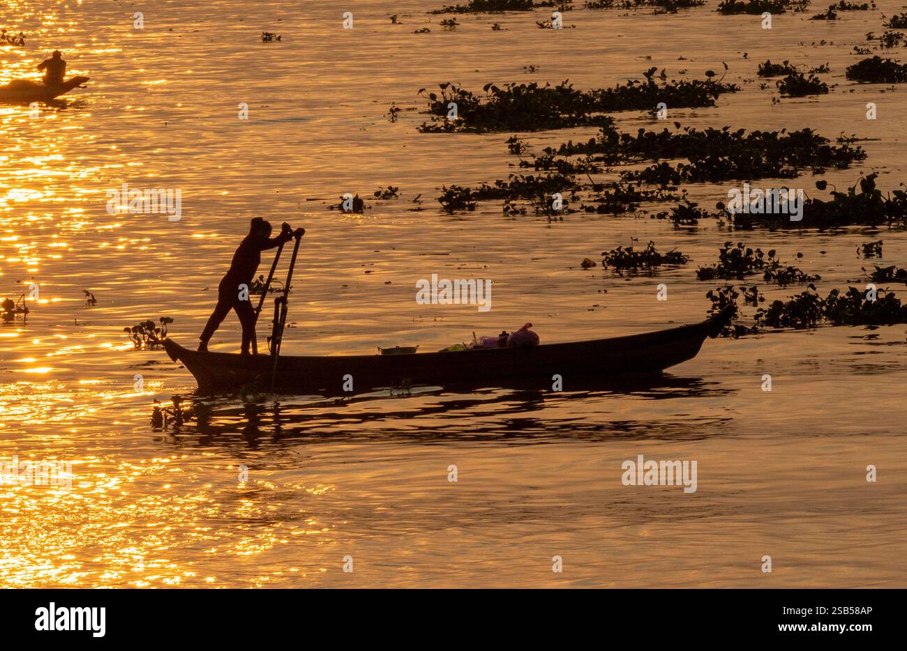Pescatori sul fiume Mekong vicino a Chau Doc in Vietnam. Ospita molti khmer, Cham e cinesi vicino al confine cambogiano. Foto Stock