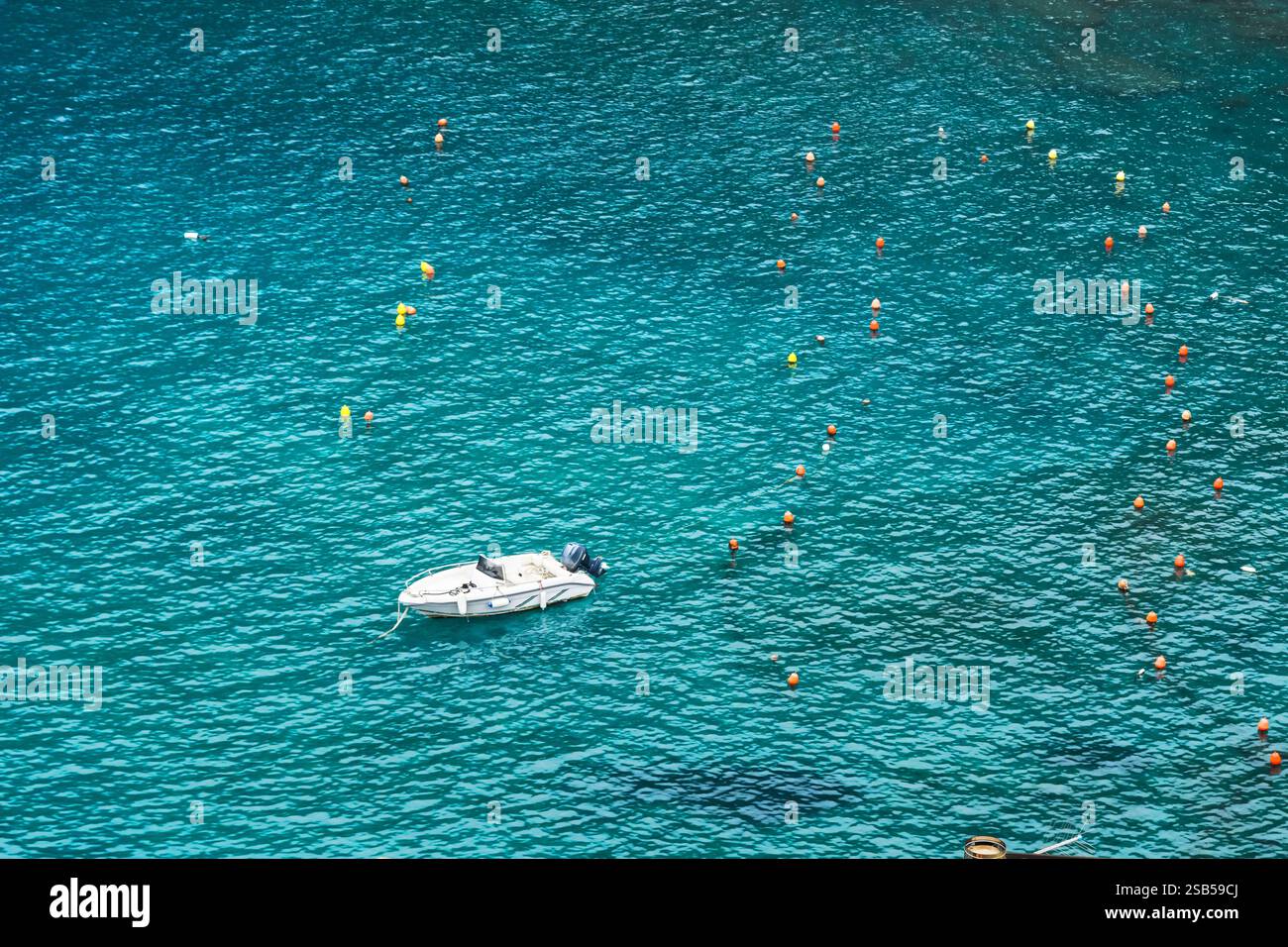 Motoscafo bianco e boe arancioni nelle acque turchesi del Mar Mediterraneo. Viaggi vacanze estive paesaggi marini Foto Stock