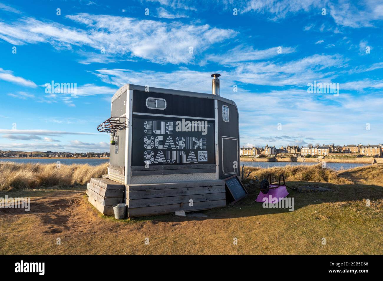 Sauna mobile esterna in box per cavalli convertito presso la spiaggia Elie di Elie, Fife, Scozia, Regno Unito Foto Stock