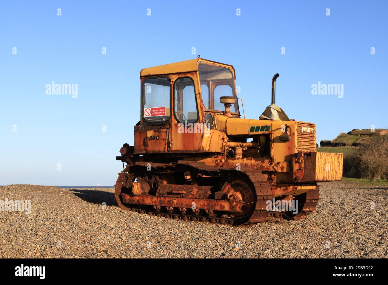 Un veicolo cingolato caterpillar per il traino di pescherecci costiera sulla costa settentrionale del Norfolk a Weybourne, Norfolk, Inghilterra, Regno Unito. Foto Stock