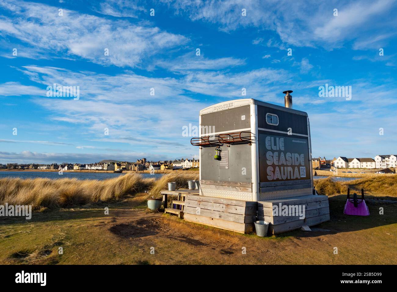 Sauna mobile esterna in box per cavalli convertito presso la spiaggia Elie di Elie, Fife, Scozia, Regno Unito Foto Stock