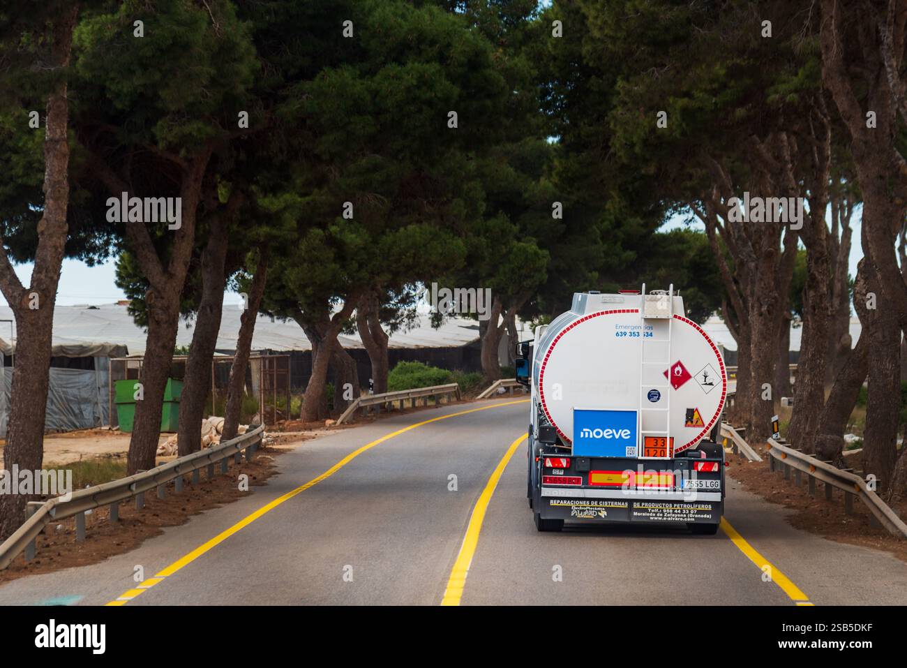 Autocarro autocisterna della società MOEVE che guida su una strada convenzionale. Foto Stock
