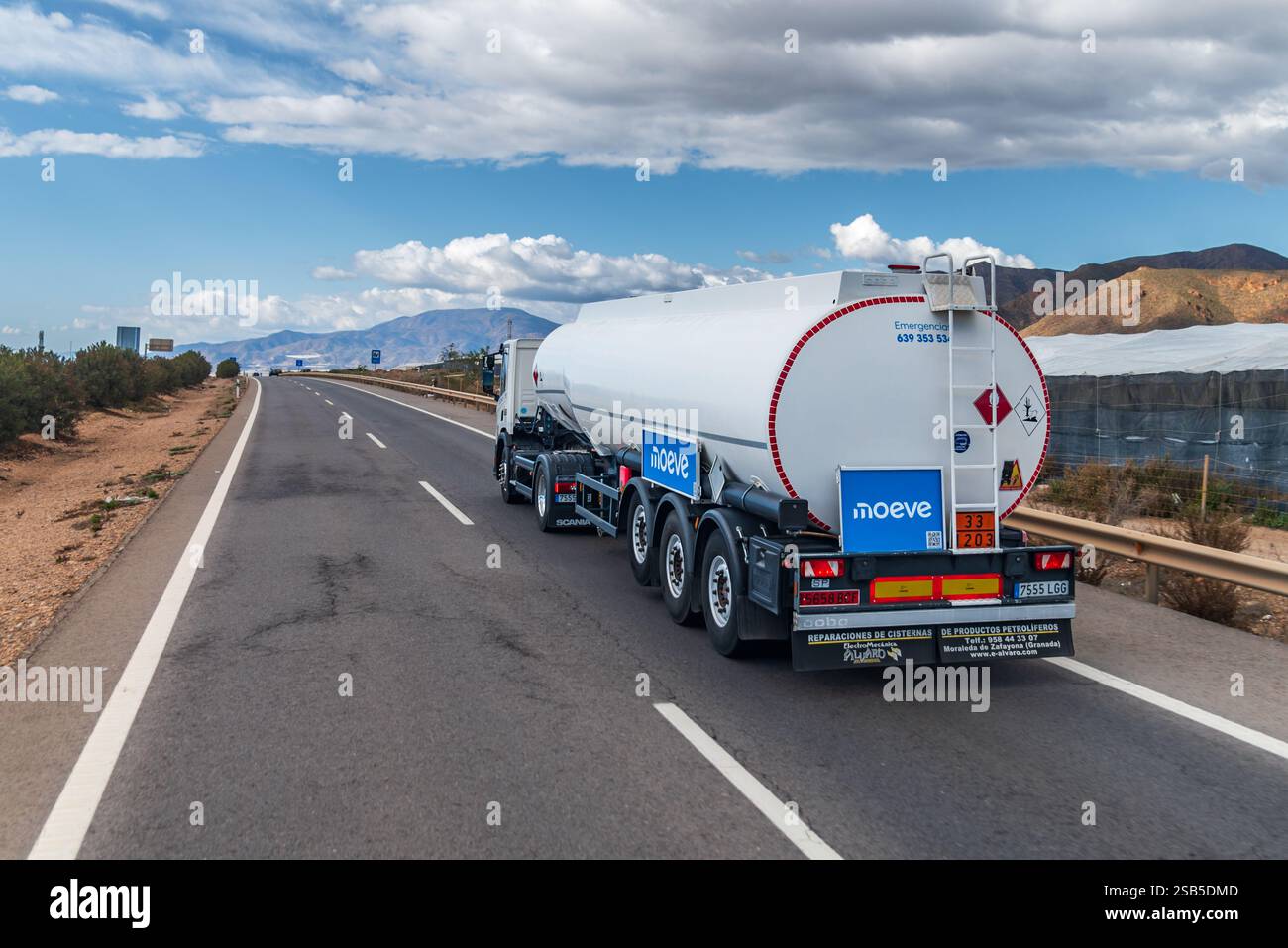 Autocarro autocisterna dell'azienda MOEVE che guida su un'autostrada. Foto Stock