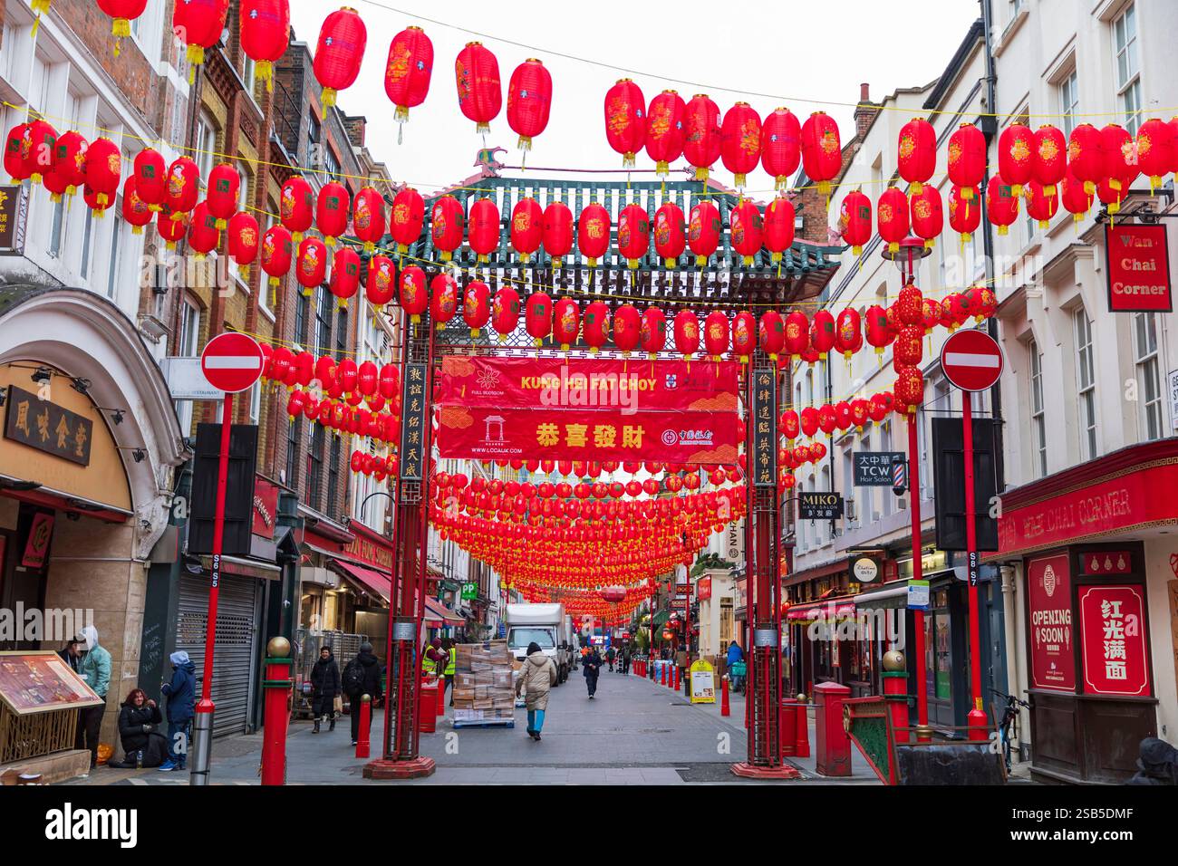 Londra, Regno Unito. 1 febbraio 2025. Le Lanterne cinesi decorano le strade intorno a China Town di Londra per celebrare il capodanno cinese (anno del serpente). Lo zodiaco cinese è un ciclo ripetuto di 12 anni di segni animali basato sul calendario lunare. Il nuovo anno lunare segna il passaggio da un animale all'altro. Crediti: Stuart Robertson/Alamy Live News. Foto Stock