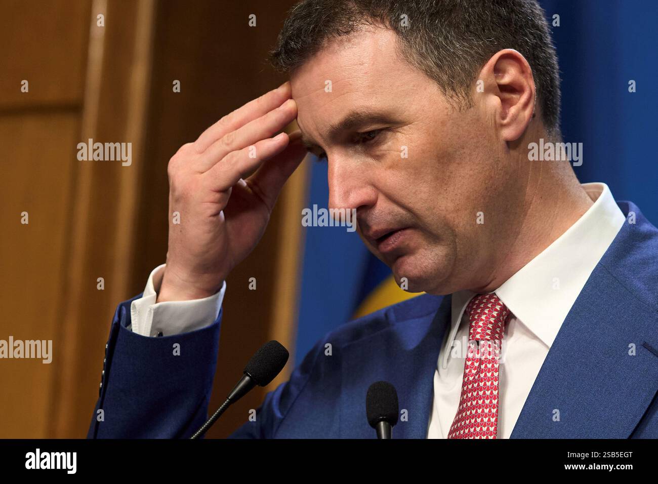 Bucarest, Romania. 1 febbraio 2025: Tanczos Barna, Vice primo Ministro, Ministro delle Finanze, parla durante il briefing stampa dopo la riunione del governo al Victoria Palace, la sede del governo rumeno. Crediti: Lucian Alecu/Alamy Live News Foto Stock