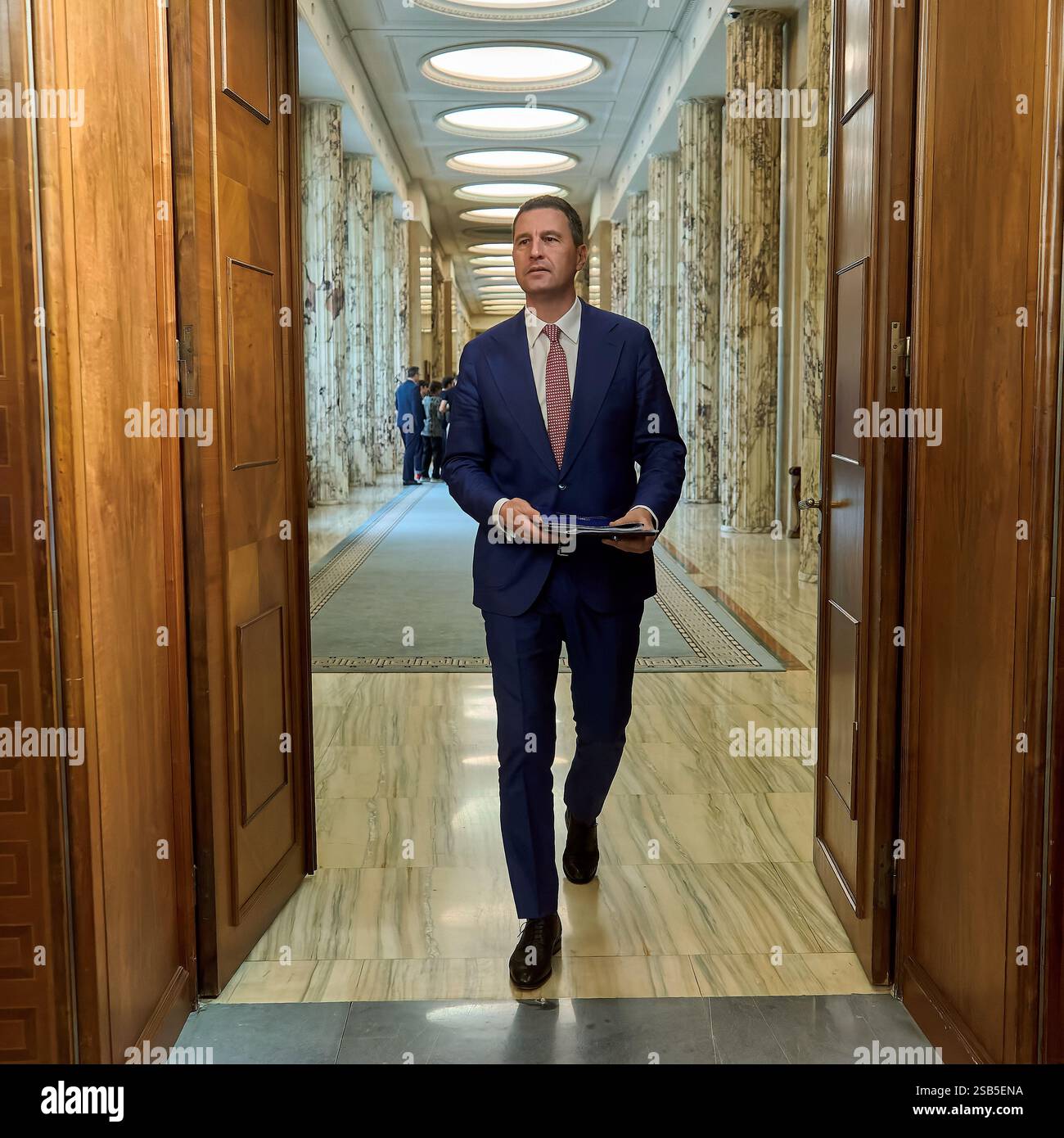 Bucarest, Romania. 1 febbraio 2025: Tanczos Barna, Vice primo Ministro, Ministro delle Finanze, partecipa alla riunione del governo al Palazzo Vittoria, la sede del governo rumeno. Crediti: Lucian Alecu/Alamy Live News Foto Stock