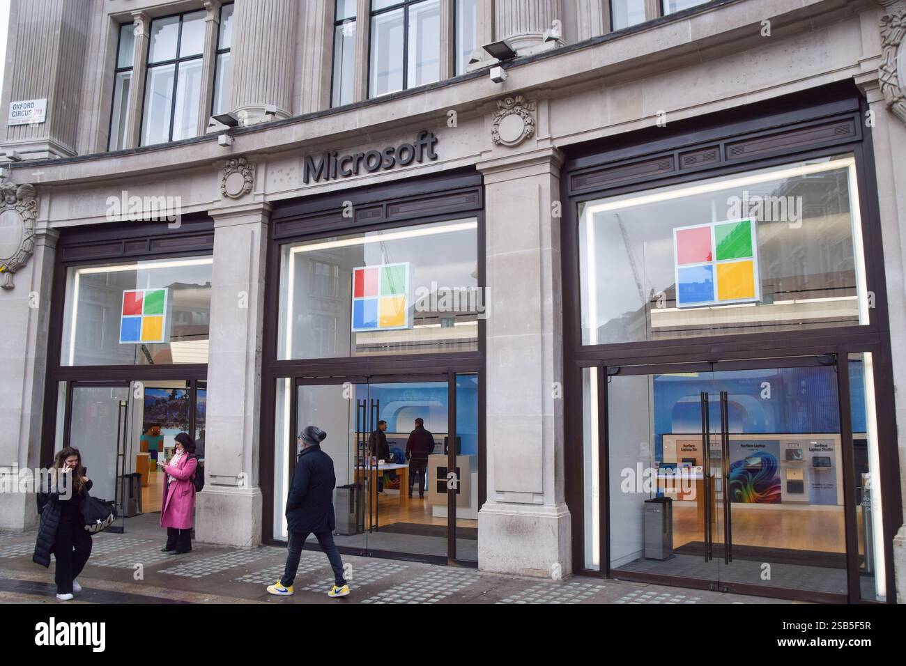 Londra, Regno Unito. 28 gennaio 2025. Vista esterna del negozio Microsoft di Oxford Circus. Credito: Vuk Valcic/Alamy Foto Stock