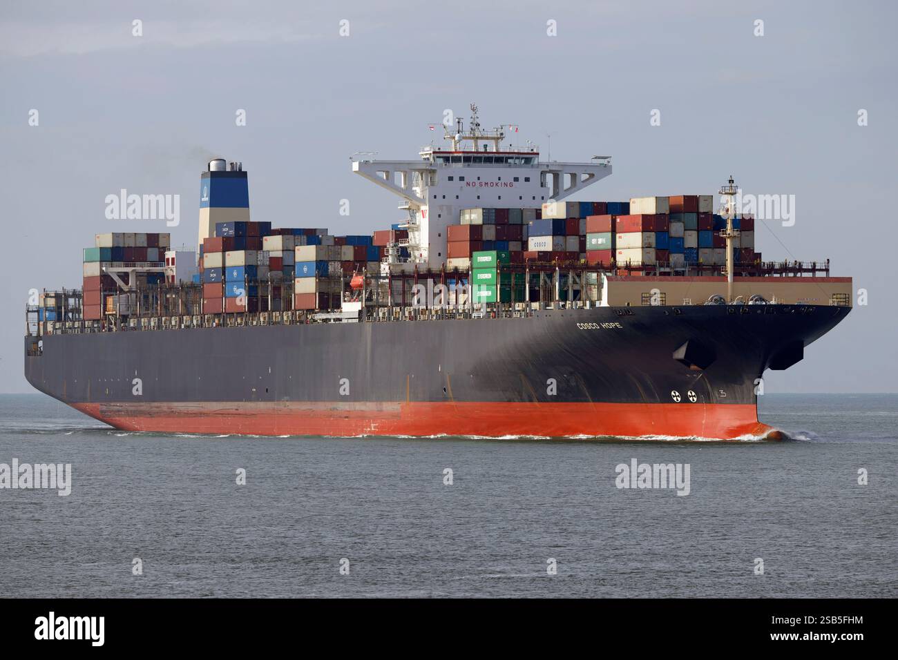 La nave container COSCO Hope arriva al porto di Rotterdam il 15 ottobre 2025. Foto Stock