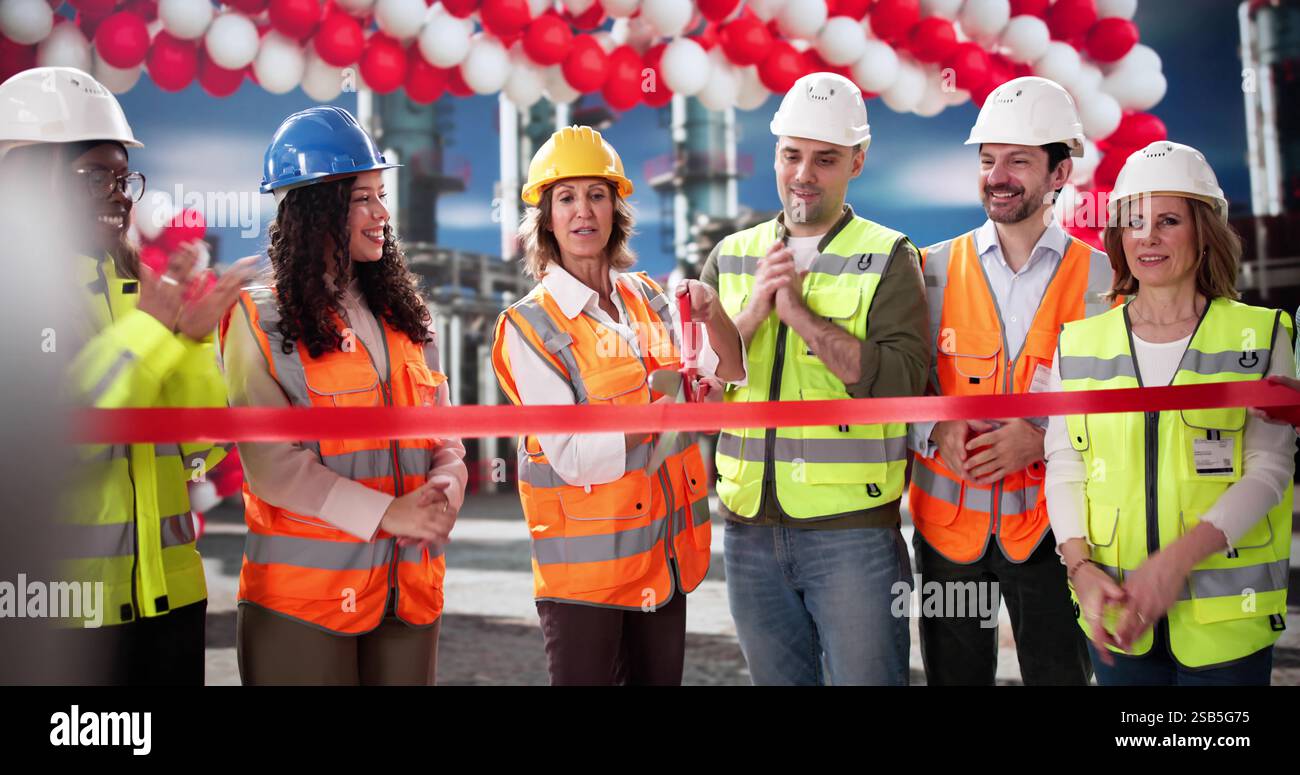 Ingegnere industriale che taglia il nastro alla cerimonia di apertura del nuovo stabilimento. Foto Stock