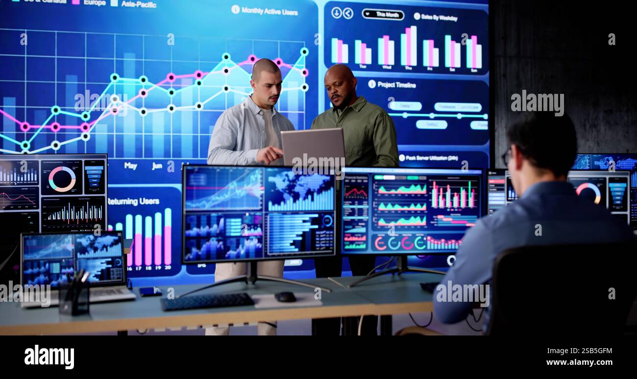 L'analista del data center monitora il controllo del server sulla schermata del dashboard KPI. Foto Stock