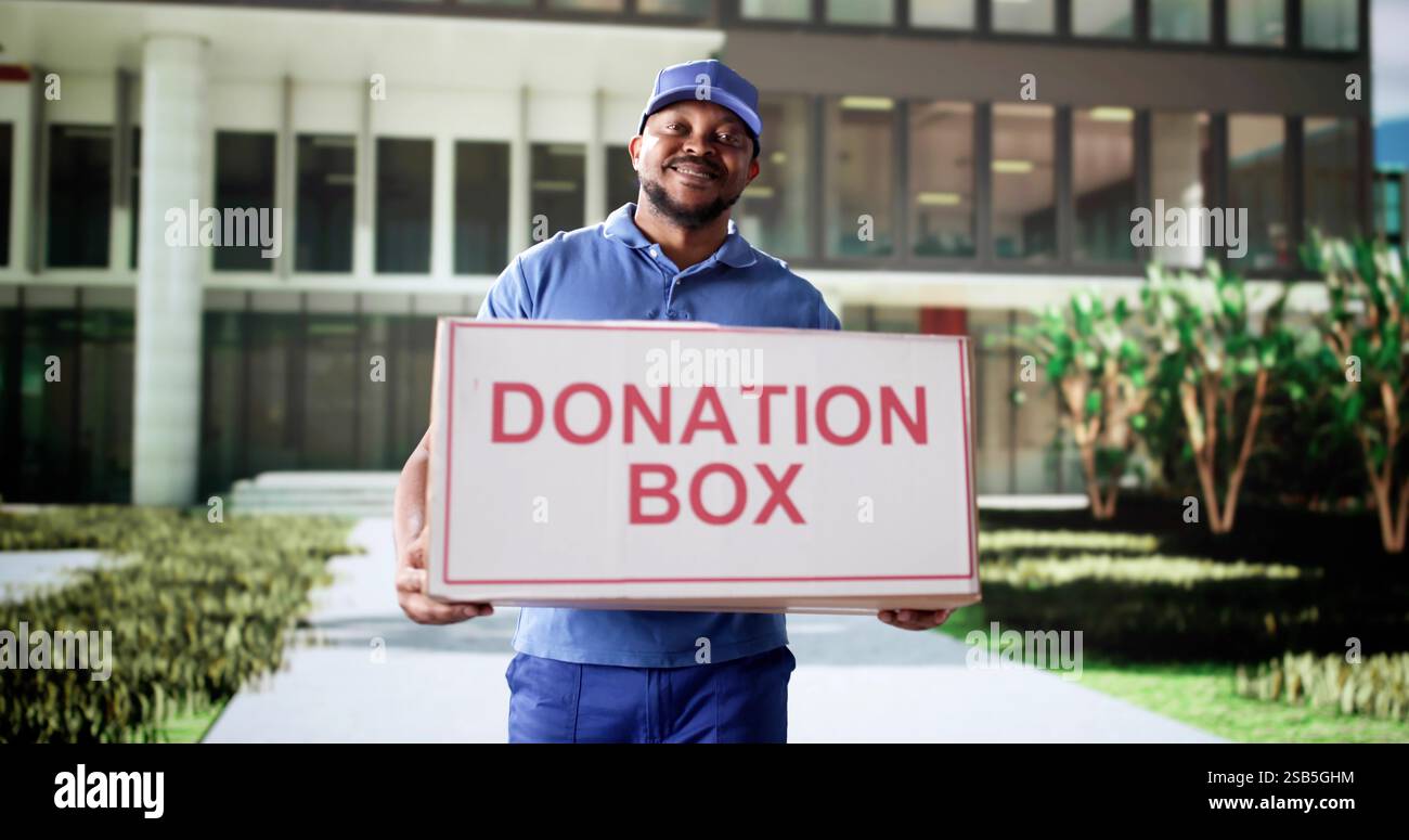 Programma di sensibilizzazione della comunità: Young Man Drawing Donation Box for Charity Foto Stock