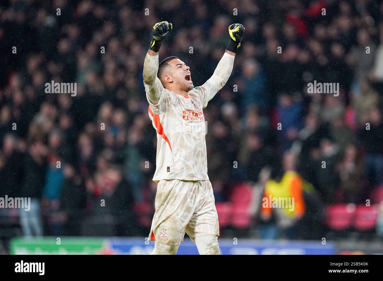 Eindhoven, Paesi Bassi. 29 gennaio 2025. Walter Benítez (1), portiere del PSV Eindhoven, celebra la vittoria delle sue squadre durante la partita PSV Eindhoven contro Liverpool FC UEFA Champions League al Philips Stadion di Eindhoven, Paesi Bassi, il 29 gennaio 2025 Credit: Alex Young/Every Second Media Credit: Every Second Media/Alamy Live News Foto Stock