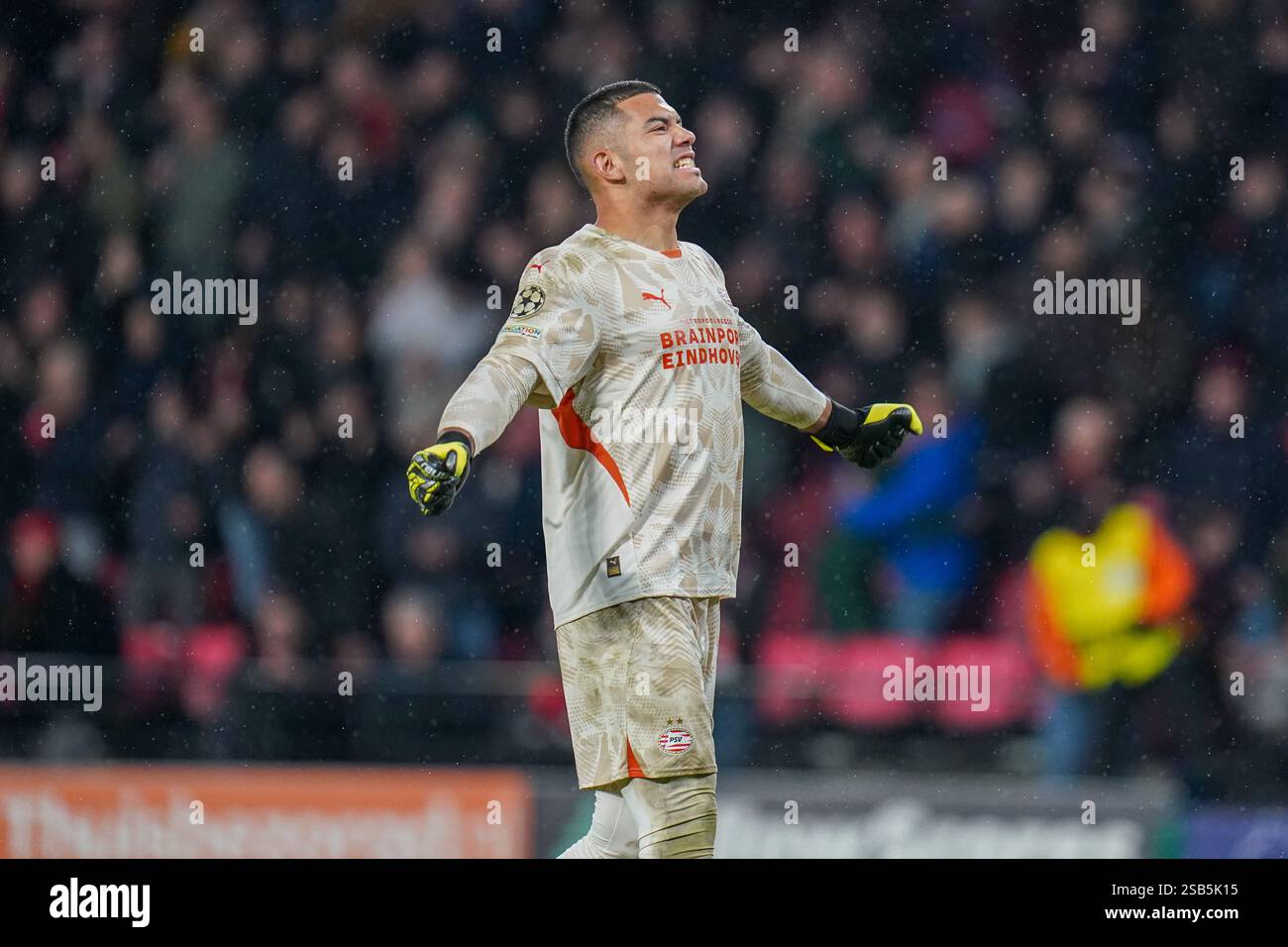 Eindhoven, Paesi Bassi. 29 gennaio 2025. Walter Benítez (1), portiere del PSV Eindhoven, celebra la vittoria delle sue squadre durante la partita PSV Eindhoven contro Liverpool FC UEFA Champions League al Philips Stadion di Eindhoven, Paesi Bassi, il 29 gennaio 2025 Credit: Alex Young/Every Second Media Credit: Every Second Media/Alamy Live News Foto Stock