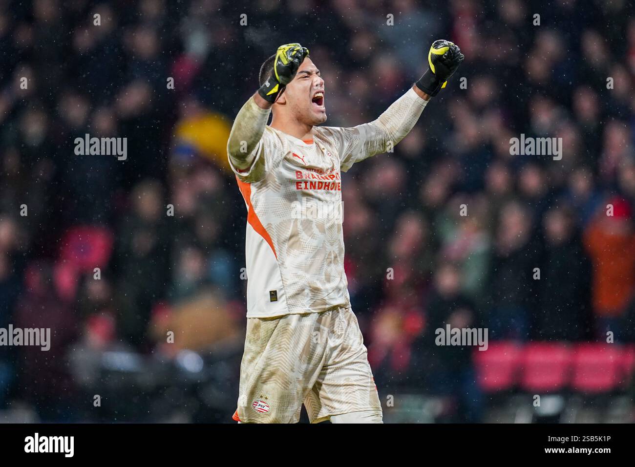 Eindhoven, Paesi Bassi. 29 gennaio 2025. Walter Benítez (1), portiere del PSV Eindhoven, celebra la vittoria delle sue squadre durante la partita PSV Eindhoven contro Liverpool FC UEFA Champions League al Philips Stadion di Eindhoven, Paesi Bassi, il 29 gennaio 2025 Credit: Alex Young/Every Second Media Credit: Every Second Media/Alamy Live News Foto Stock
