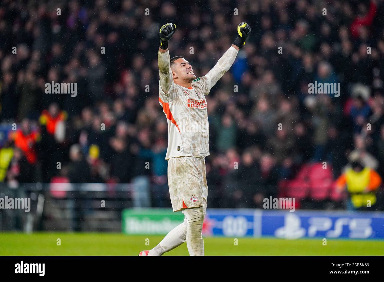 Eindhoven, Paesi Bassi. 29 gennaio 2025. Walter Benítez (1), portiere del PSV Eindhoven, celebra la vittoria delle sue squadre durante la partita PSV Eindhoven contro Liverpool FC UEFA Champions League al Philips Stadion di Eindhoven, Paesi Bassi, il 29 gennaio 2025 Credit: Alex Young/Every Second Media Credit: Every Second Media/Alamy Live News Foto Stock