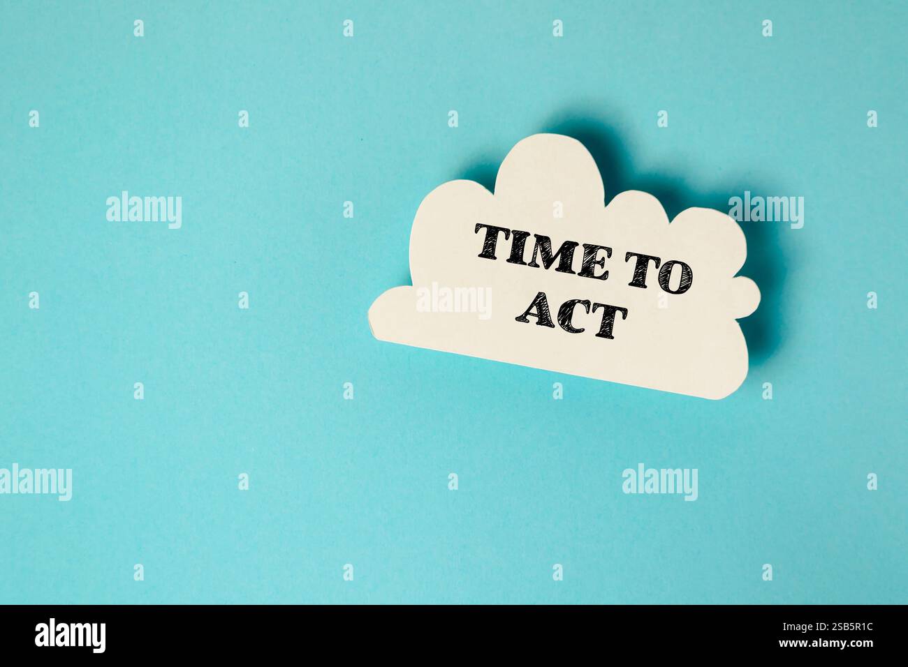Nuvola bianca con la parola "tempo per agire" scritta su di essa. Concetto di urgenza e necessità di agire Foto Stock