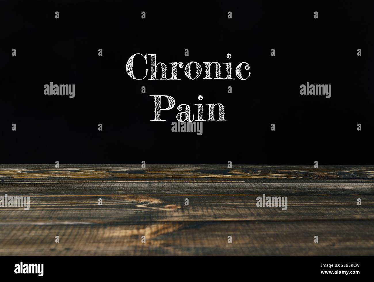 Il dolore cronico è una condizione che colpisce molte persone. Può essere causato da una serie di fattori, tra cui lesioni, malattie o stress. Persone con chro Foto Stock