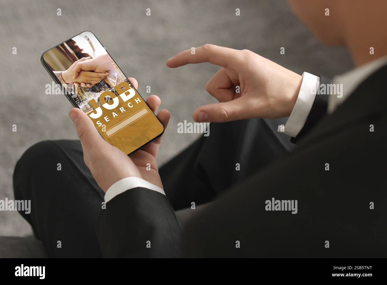 Ricerca di un lavoro. Uomo che usa un sito web per l'impiego su un telefono cellulare al chiuso, primo piano Foto Stock