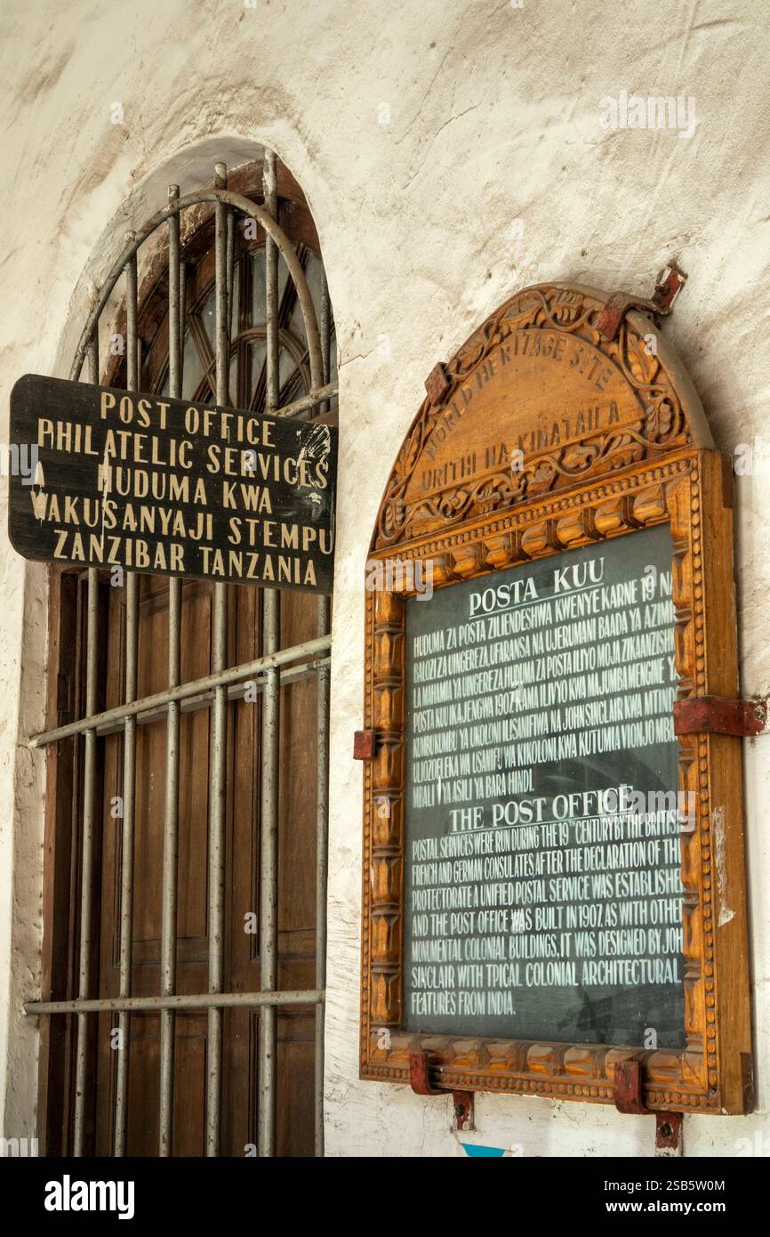 Africa Tanzania, Zanzibar, Stonetown, città vecchia, Kenyatta Road, ufficio postale di Shangani, targa di storia Foto Stock