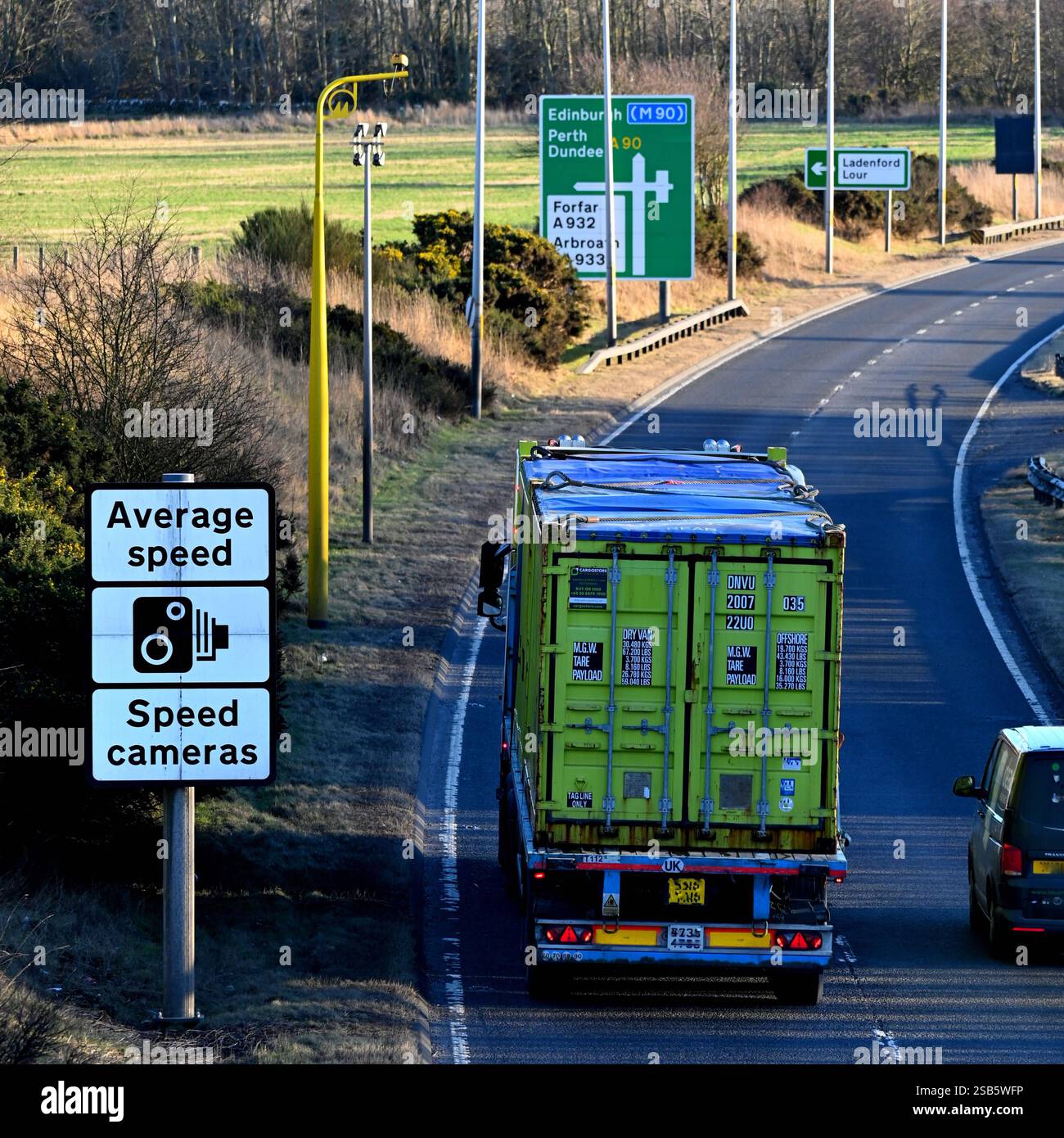 Un veicolo pesante in direzione sud passa davanti a una telecamera di velocità media all'approccio dell'incrocio di Lochlands sull'A90 vicino a Forfar, Scozia. Foto Stock