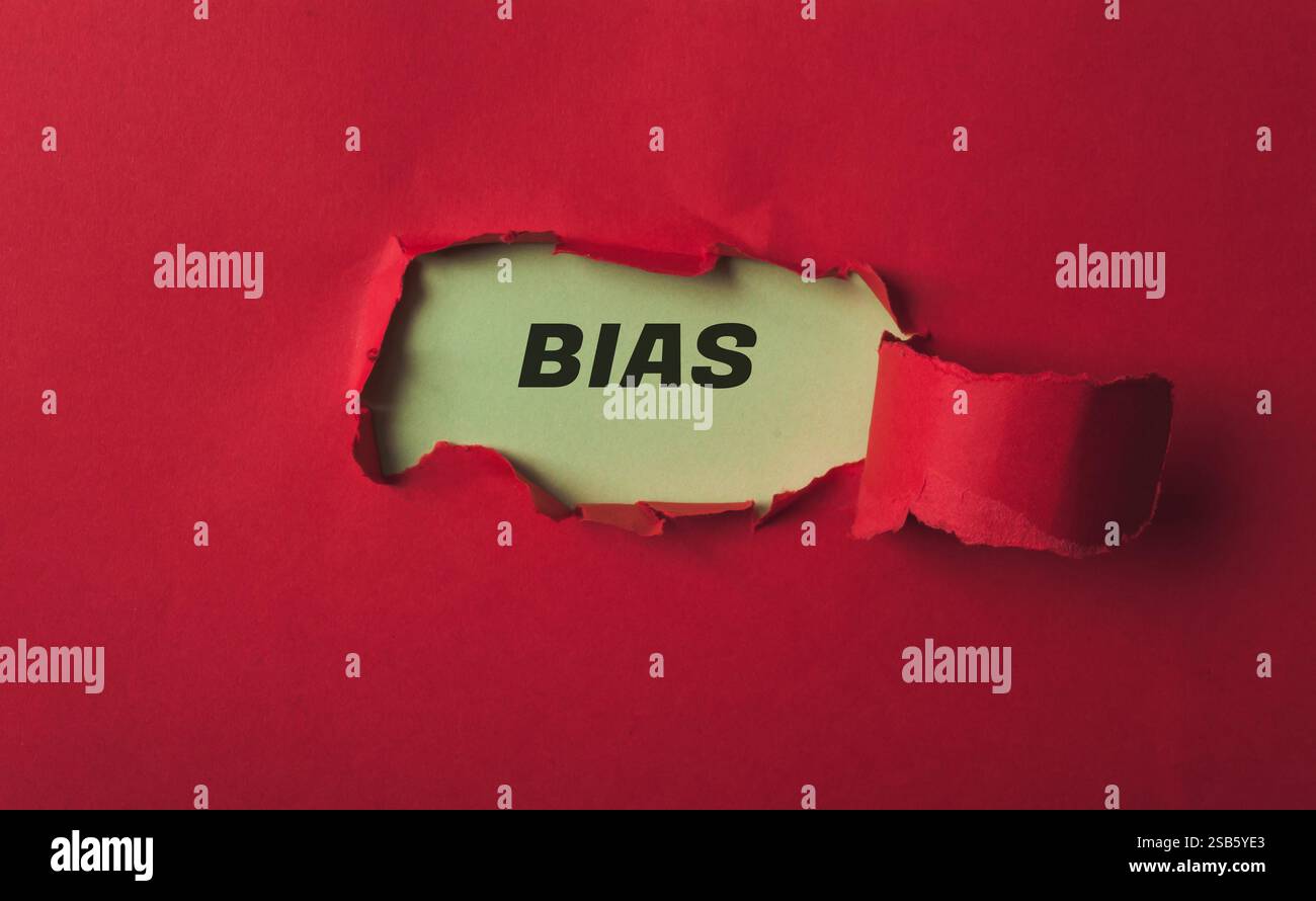 Carta rossa con la parola "bias". La carta è strappata e presenta un foro Foto Stock