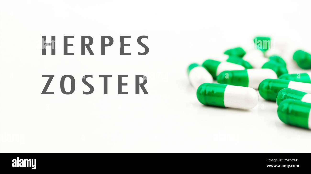 Un sacco di pillole con la parola Herpes zoster scritta in cima. Le pillole sono verdi e bianche Foto Stock