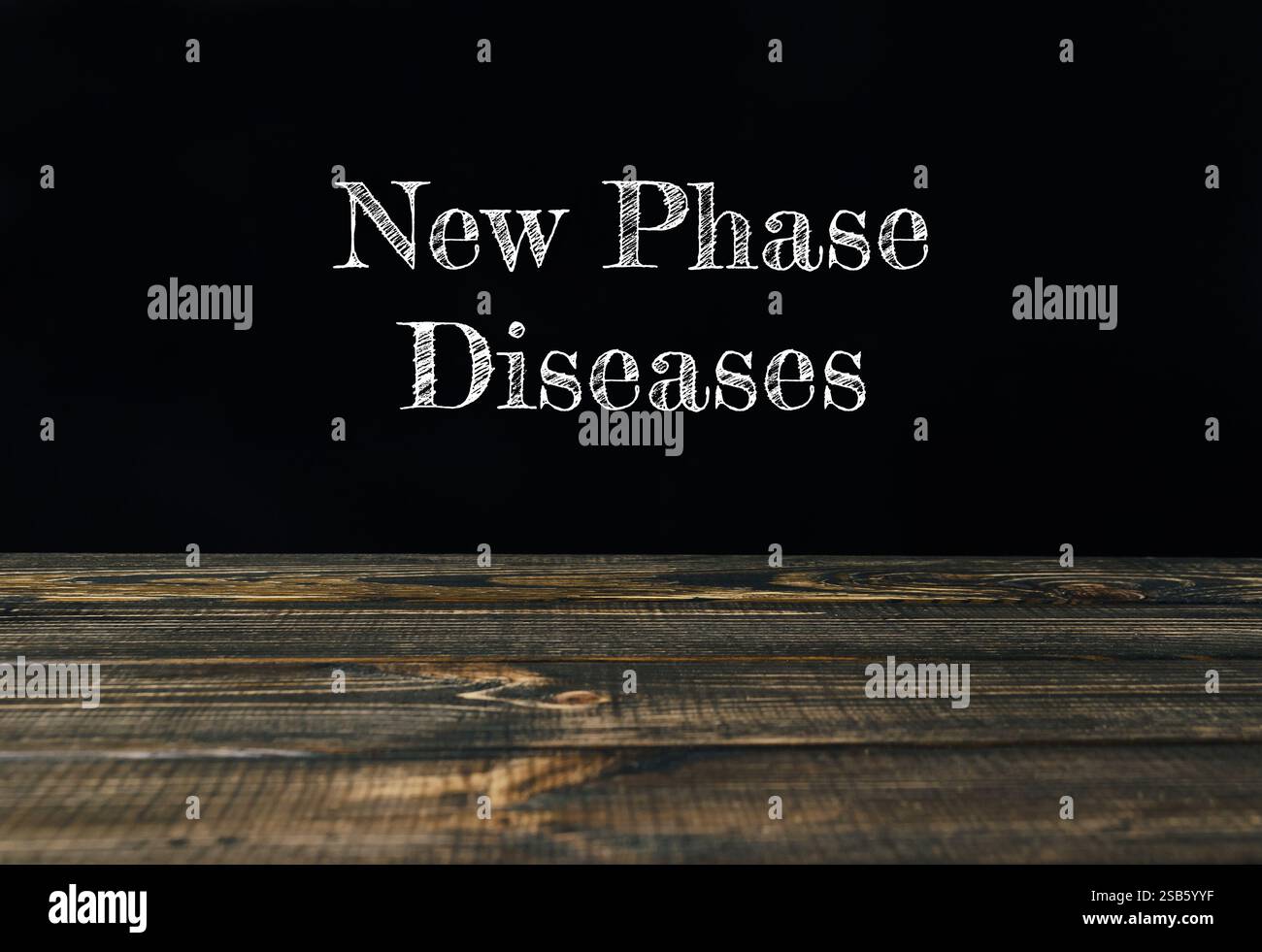 Immagine in bianco e nero di un tavolo di legno con le parole New Phase Disases scritte in bianco Foto Stock