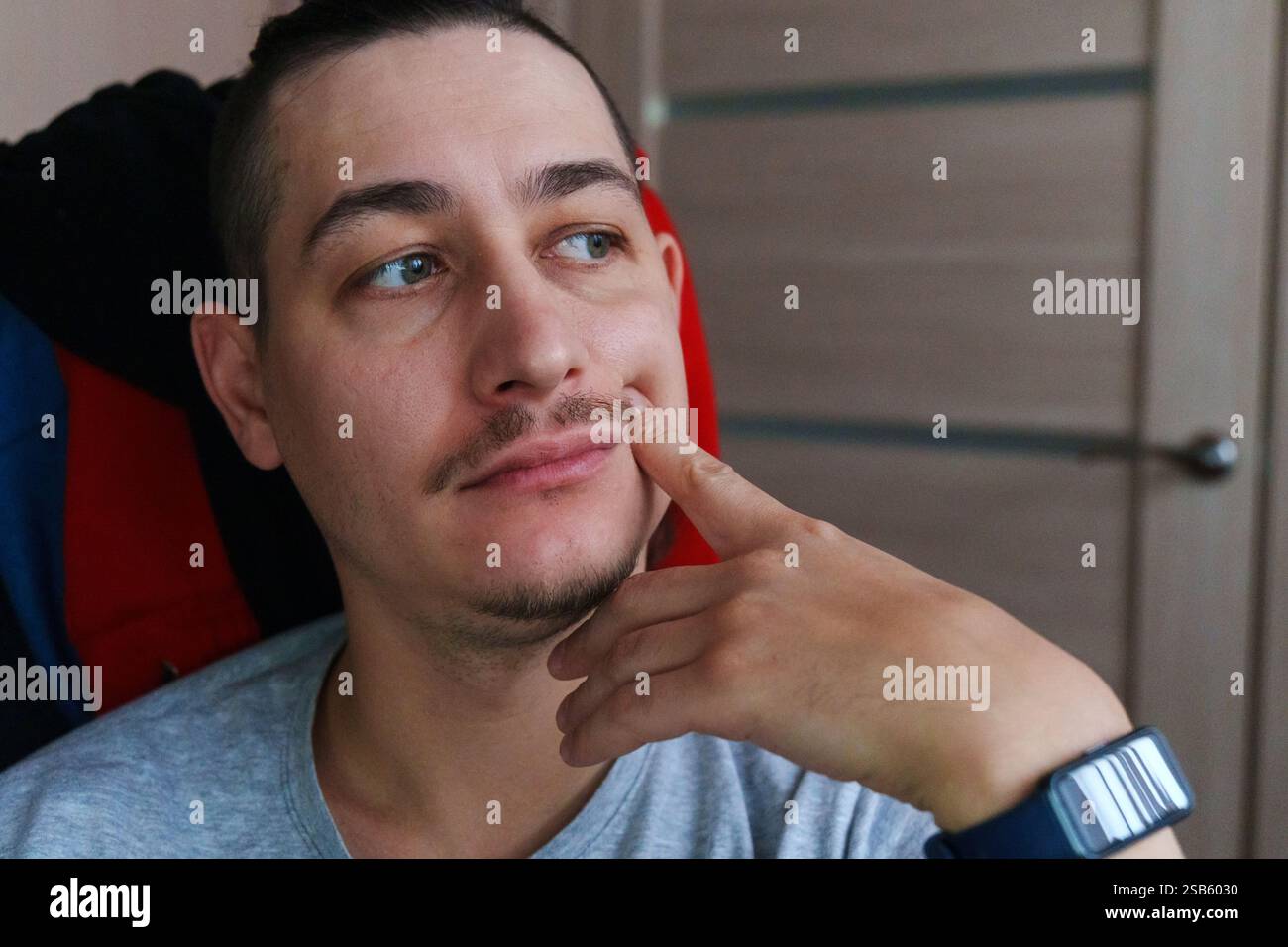 Momenti rifrangenti catturati in un ambiente interno accogliente, contemplando le scelte della vita Foto Stock