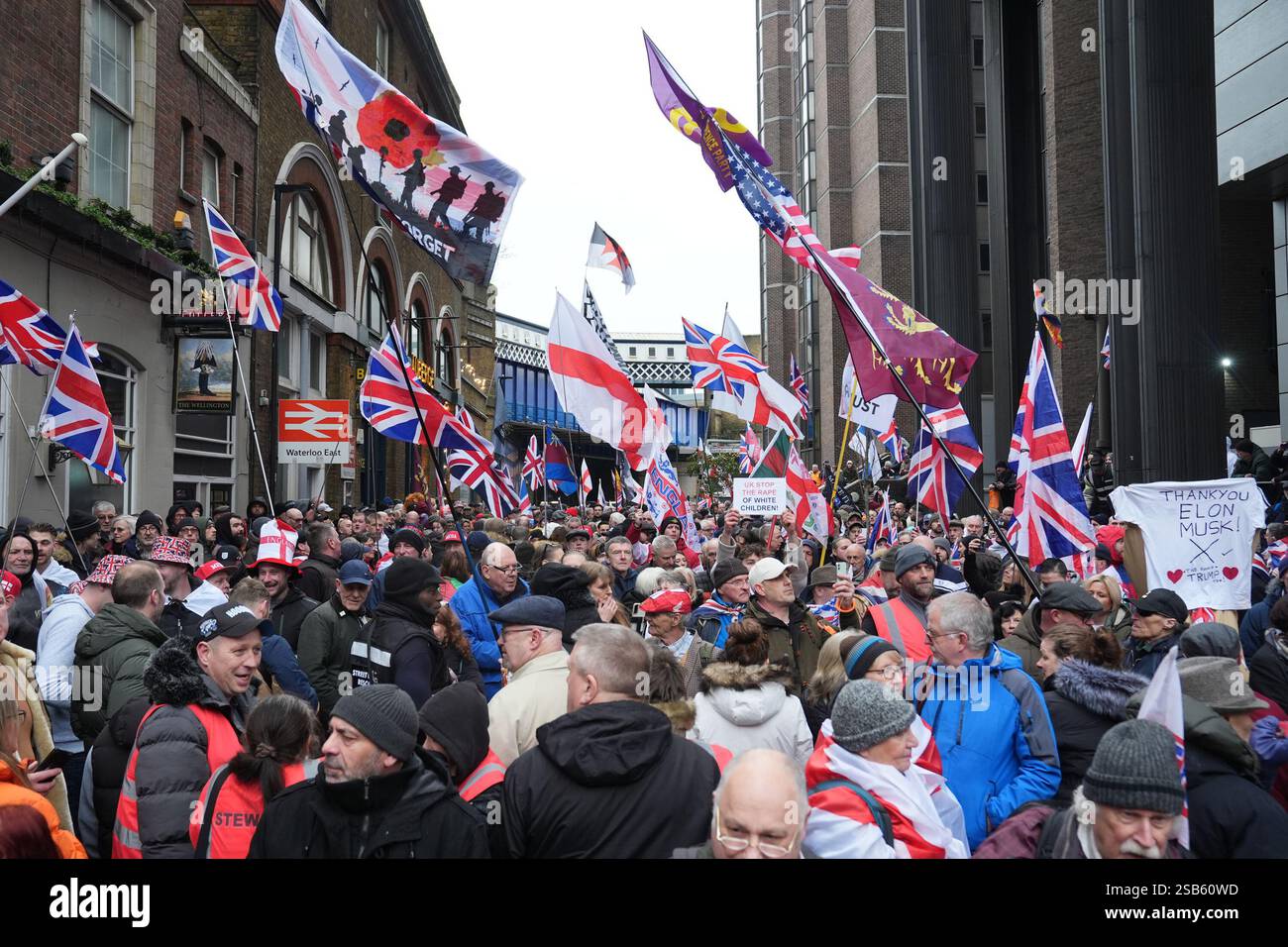 Sostenitori di Tommy Robinson durante una protesta nel centro di Londra. Robinson, il cui vero nome Stephen Yaxley-Lennon, è in isolamento in prigione dopo aver commesso disprezzo nei confronti della corte. Data foto: Sabato 1 febbraio 2025. Foto Stock