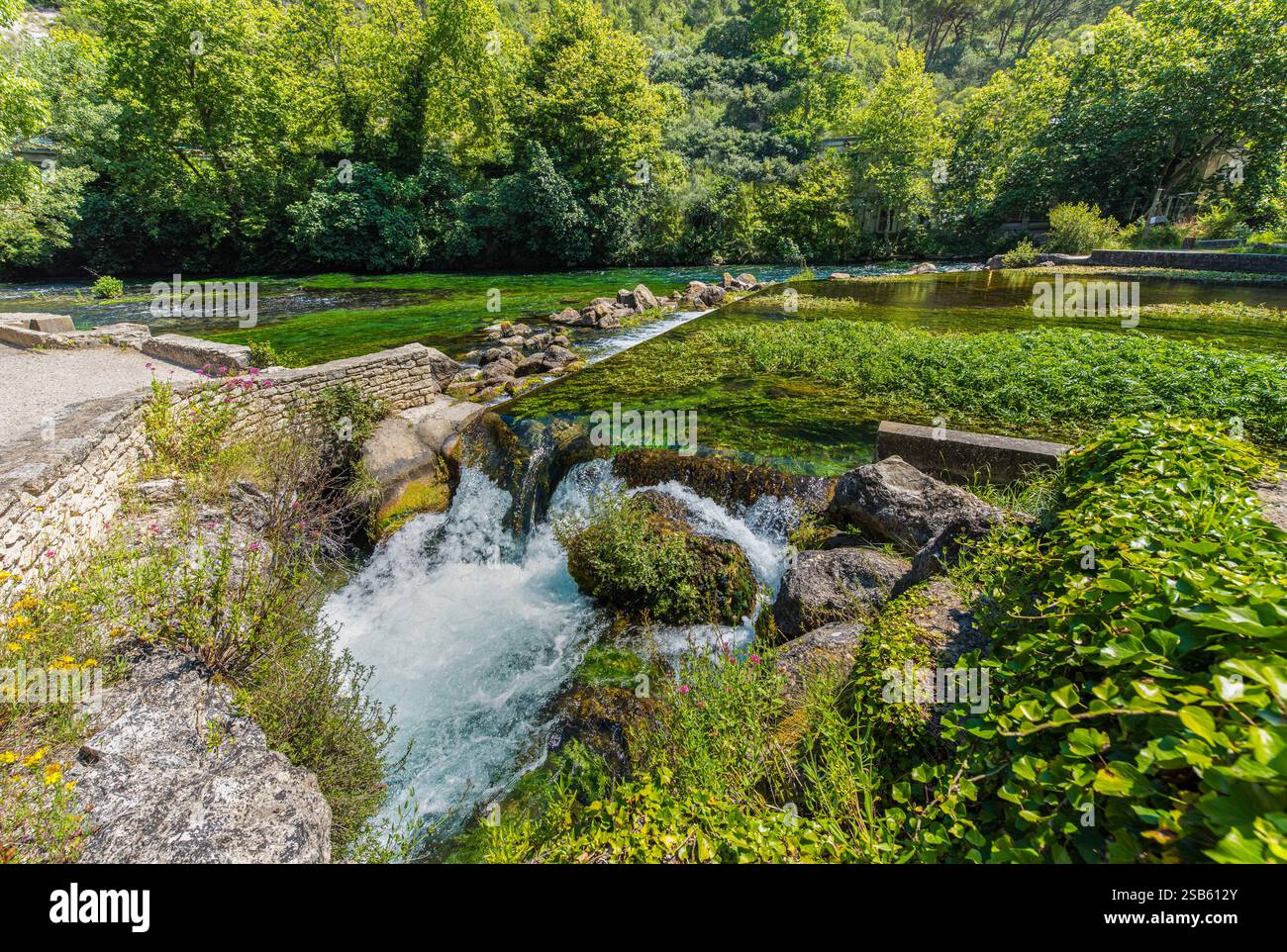Le sorgenti della Sorgue a Fontaine de Vaucluse. Vaucluse, Provenza, Francia, Europa Foto Stock