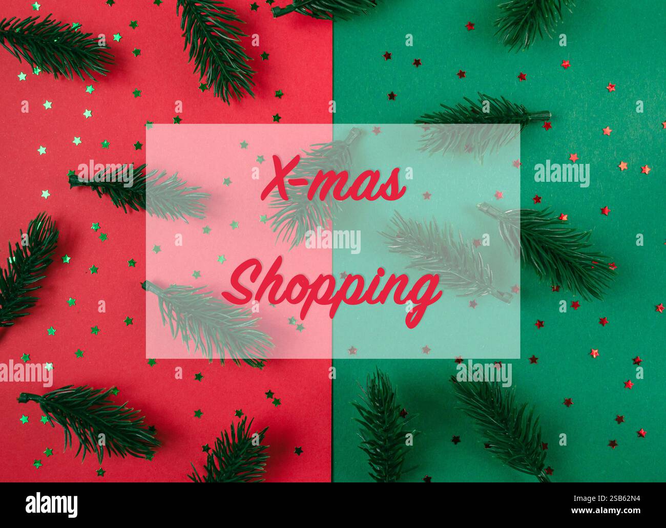 Albero di Natale con foglie verdi e sfondo rosso con le parole shopping natalizio scritte sopra. L'immagine ha un'atmosfera festosa e gioiosa Foto Stock