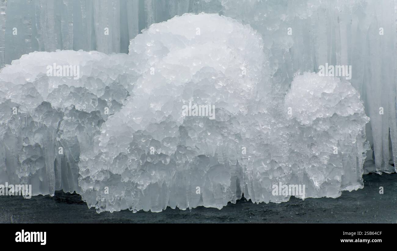 Formazioni di ghiaccio naturali che mostrano forme e texture uniche in un ambiente invernale Foto Stock