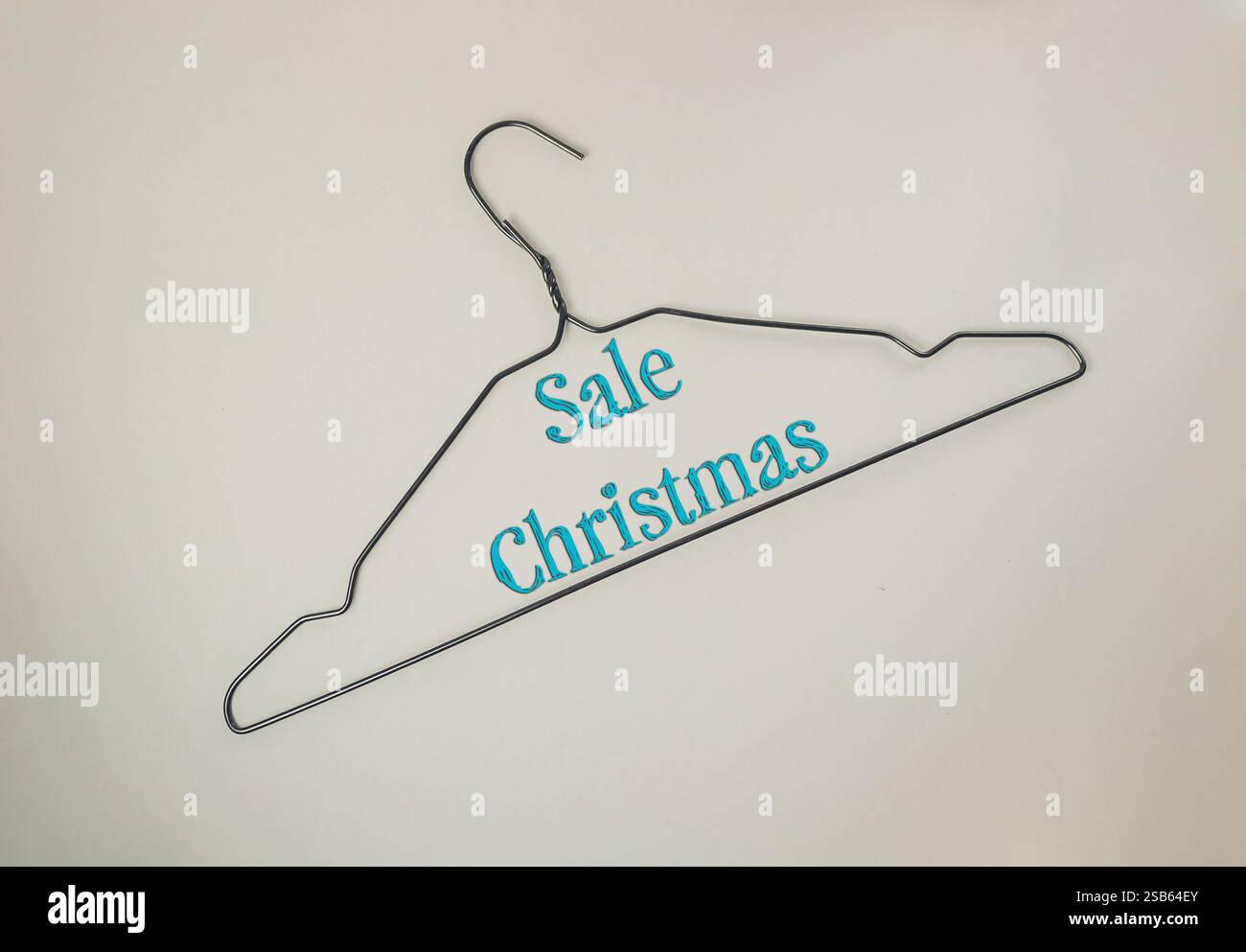Appendiabiti con le parole sale Christmas scritte sopra. L'appendiabiti è blu e argento Foto Stock