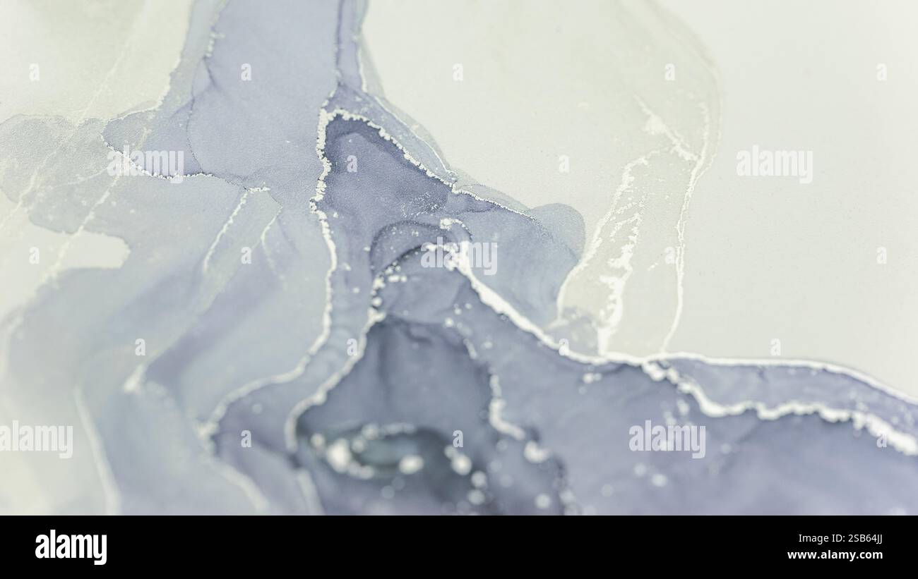 I motivi vorticosi dell'inchiostro a base di alcol creano serena arte astratta in toni di grigio e bianco tenui Foto Stock