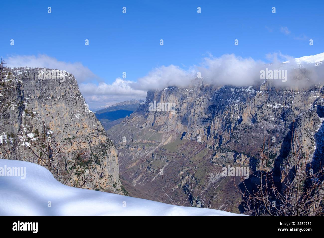 Gola di Vikos innevata dai Monti Pindo della Grecia nord-occidentale. Foto Stock