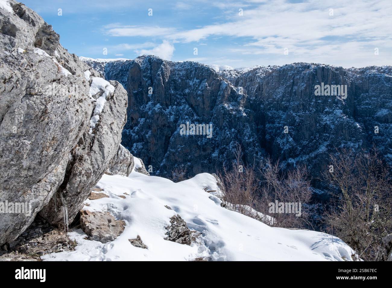 Gola di Vikos innevata dai Monti Pindo della Grecia nord-occidentale. Foto Stock