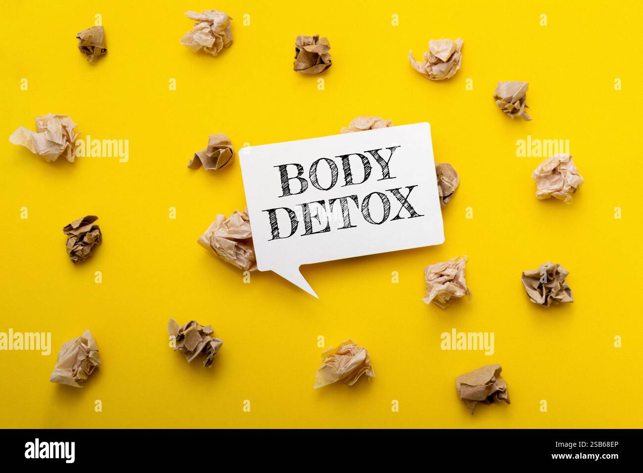 La disintossicazione del corpo è un concetto importante per mantenere uno stile di vita sano. Uno sfondo giallo con un segno bianco che dice disintossicazione del corpo in Let nero Foto Stock