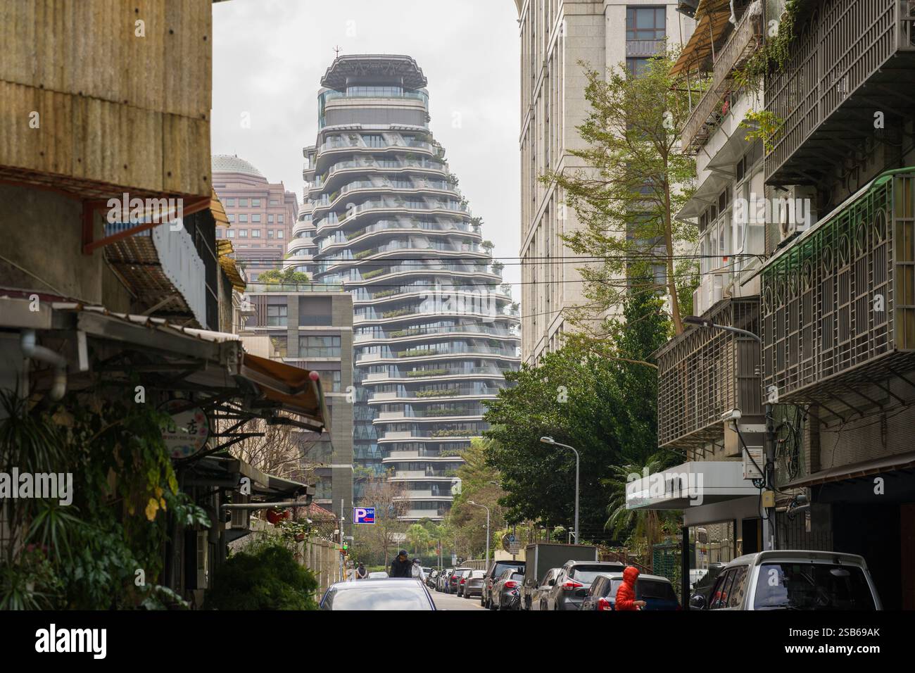 Il Tao Zhu Yin Yuan, Agora Garden 陶朱隱園 è un alto edificio residenziale situato a Taipei, Taiwan, progettato dall'architetto Beligiano Vincent Callebaut Foto Stock