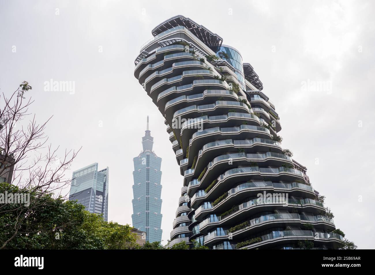 Il Tao Zhu Yin Yuan, Agora Garden 陶朱隱園 è un alto edificio residenziale situato a Taipei, Taiwan, progettato dall'architetto Beligiano Vincent Callebaut Foto Stock