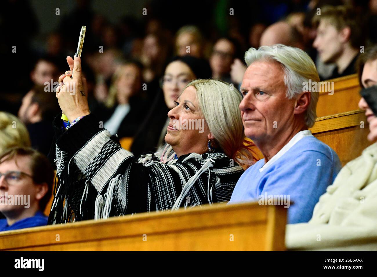 Stoccolma, Svezia. 31 gennaio 2025. STOCCOLMA, SVEZIA 20250131 i genitori di Leo Borg Patricia Östfeldt e Björn Borg tra il pubblico quando Leo Borg gioca contro Aleksander Vukic nella partita di Coppa Davis tra Svezia e Australia che si gioca nella Royal Tennis Hall di Stoccolma. Foto: Jonas Ekströmer/TT/codice 10030 credito: TT News Agency/Alamy Live News Foto Stock
