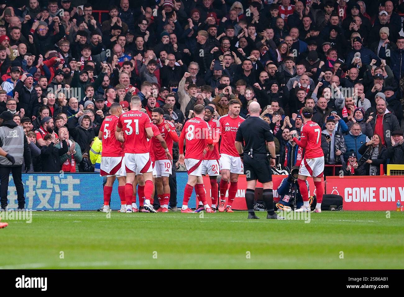 Nottingham, Regno Unito. 1 febbraio 2025. City Ground NOTTINGHAM, INGHILTERRA - 1 FEBBRAIO: I giocatori del Nottingham celebrano il loro gol durante la partita di Premier League 2024/25 Matchweek 24 tra Nottingham Forest FC e Brighton al City Ground Stadium, il 1 febbraio 2025 a Nottingham, Inghilterra. (Paul Bonser/SPP) credito: SPP Sport Press Photo. /Alamy Live News Foto Stock
