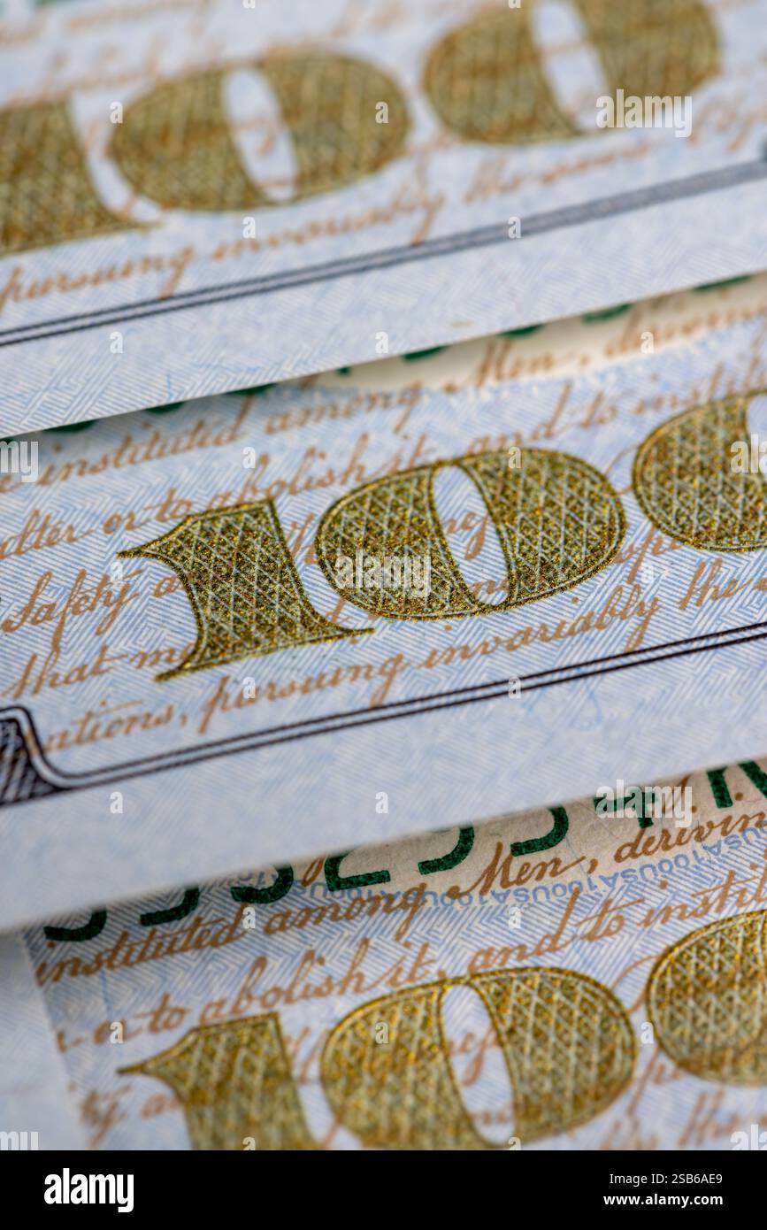 Figura 100 del valore nominale dei dollari americani autentici in primo piano, dettagli di un gruppo di banconote in dollari americani Foto Stock