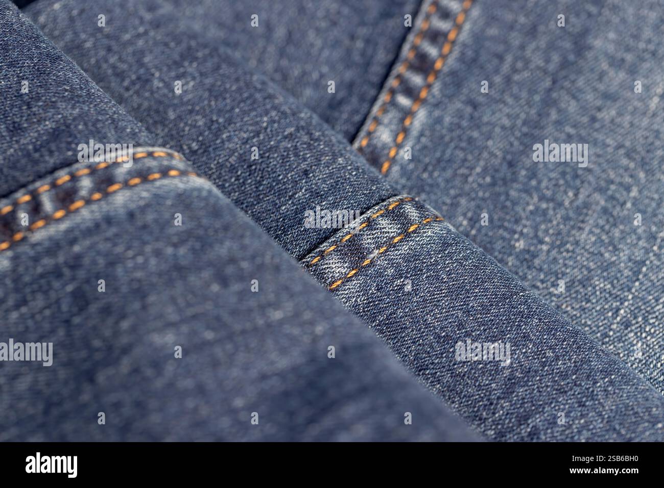 un pezzo di tessuto denim per la produzione di primo piano di abbigliamento Foto Stock