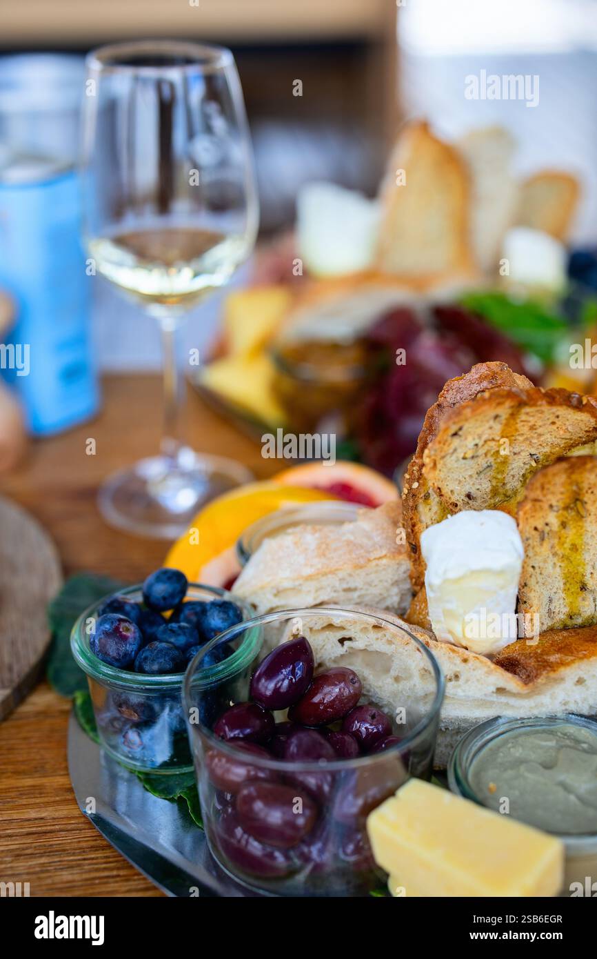 Un'ampia scelta di tapas con pane a lievitazione naturale, formaggio cremoso, olive, mirtilli e altri ingredienti freschi Foto Stock