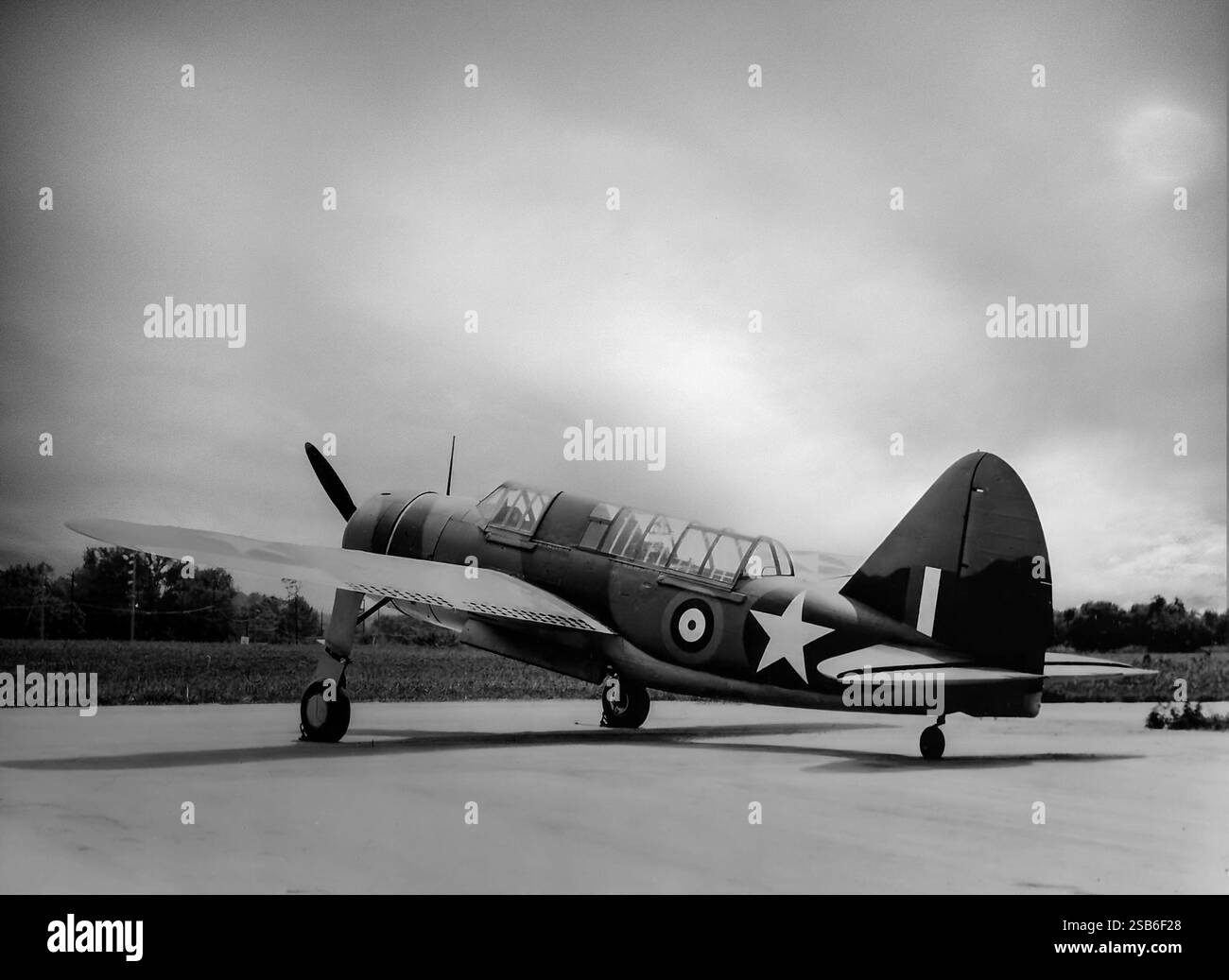 Un Brewster SB2A Buccaneer, noto anche come Brewster Bermuda. Un bombardiere da ricognizione costruito per la United States Navy tra il 1942 e il 1944, fu anche fornito alla Royal Air Force (RAF), alle United States Army Air Forces e agli United States Marine Corps. Il Buccaneer era sottopotenziato e mal costruito, e tutti i suoi operatori lo consideravano inadatto al combattimento. Molti dei velivoli completati furono demoliti senza entrare in servizio, ma un numero trovato uso in ruoli non di combattimento come rimorchiatori bersaglio e addestratori Foto Stock
