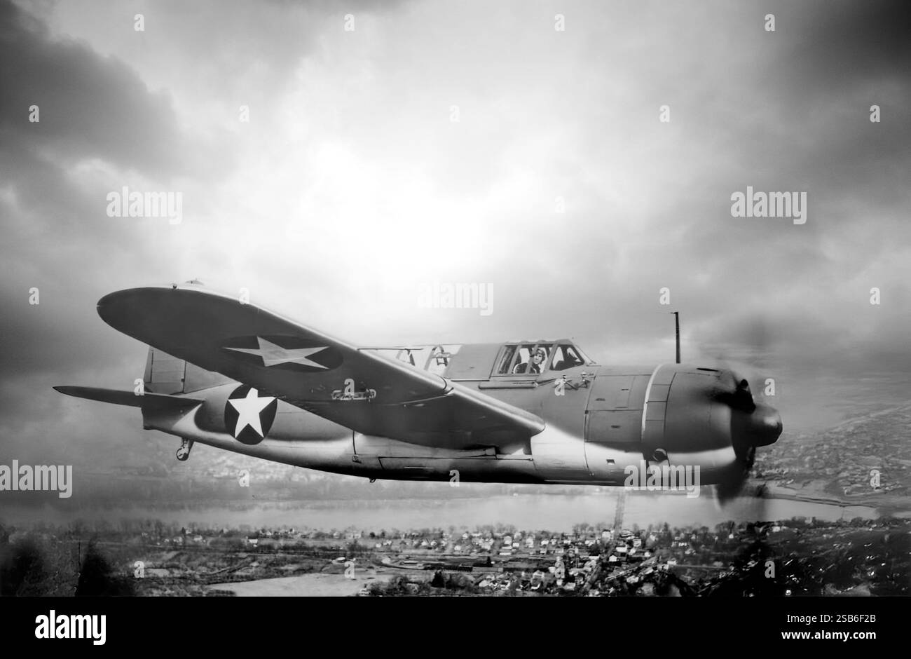 Un Brewster SB2A Buccaneer, noto anche come Brewster Bermuda. Un bombardiere da ricognizione costruito per la United States Navy tra il 1942 e il 1944, fu anche fornito alla Royal Air Force (RAF), alle United States Army Air Forces e agli United States Marine Corps. Il Buccaneer era sottopotenziato e mal costruito, e tutti i suoi operatori lo consideravano inadatto al combattimento. Molti dei velivoli completati furono demoliti senza entrare in servizio, ma un numero trovato uso in ruoli non di combattimento come rimorchiatori bersaglio e addestratori. Foto Stock