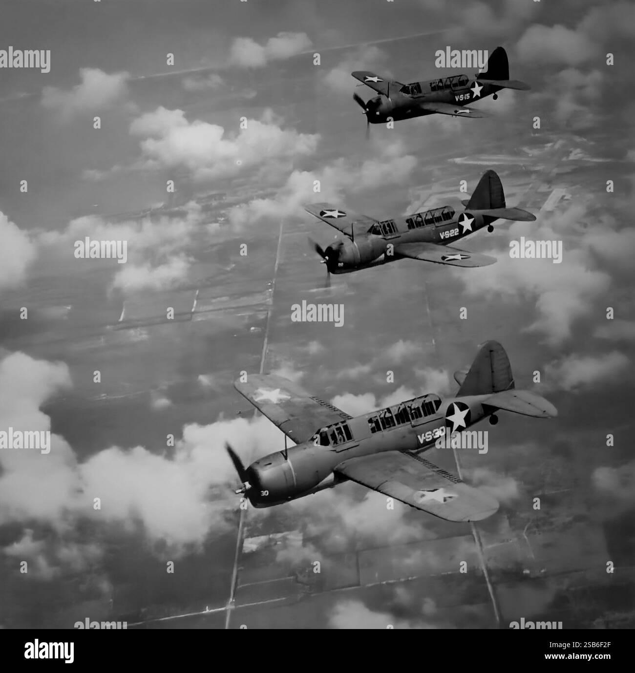 Brewster SB2A Buccaneers, noto anche come Brewster Bermuda. Un bombardiere da ricognizione costruito per la United States Navy tra il 1942 e il 1944, fu anche fornito alla Royal Air Force (RAF), alle United States Army Air Forces e agli United States Marine Corps. Il Buccaneer era sottopotenziato e mal costruito, e tutti i suoi operatori lo consideravano inadatto al combattimento. Molti dei velivoli completati furono demoliti senza entrare in servizio, ma un numero trovato uso in ruoli non di combattimento come rimorchiatori bersaglio e addestratori. Foto Stock