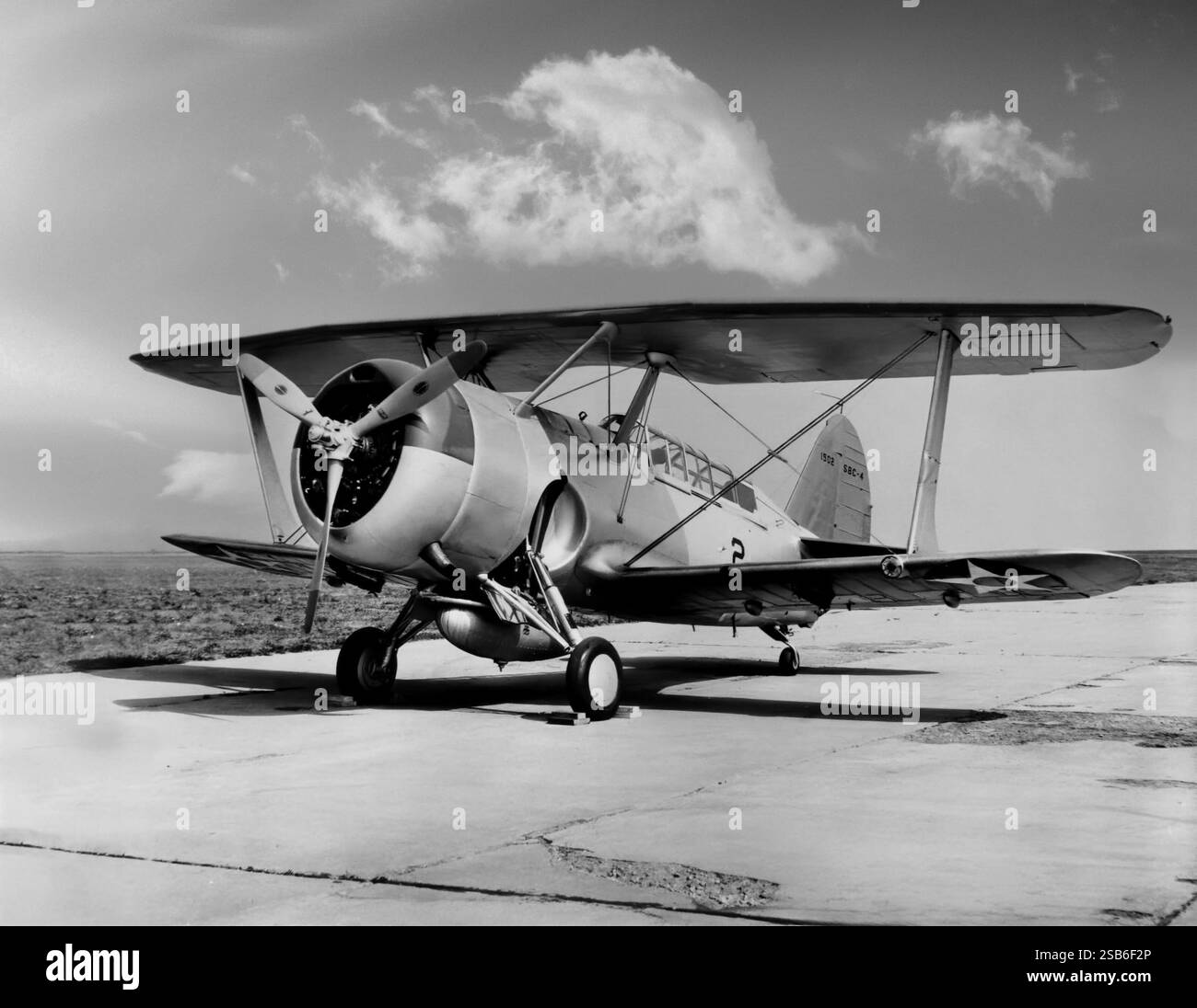 Un Curtiss XSBC-4 Helldiver era un bombardiere da ricognizione a due posti costruito dalla Curtiss-Wright Corporation. Fu l'ultimo biplano militare da combattimento procurato dalla Marina degli Stati Uniti. Consegnato nel 1937, divenne obsoleto anche prima della seconda guerra mondiale e fu tenuto lontano dai combattimenti con i combattenti dell'asse. Foto Stock